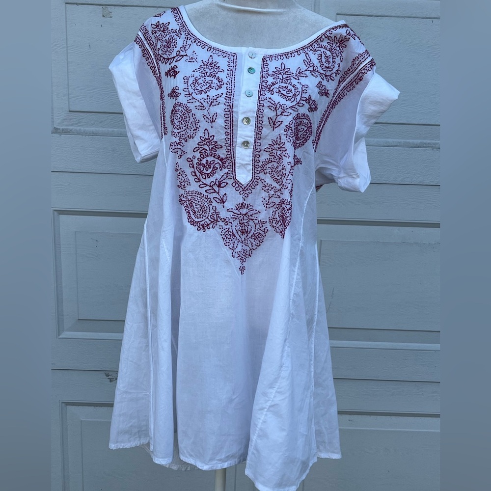 Subtle Luxury Women's White embroidered short sleeves dress S/M